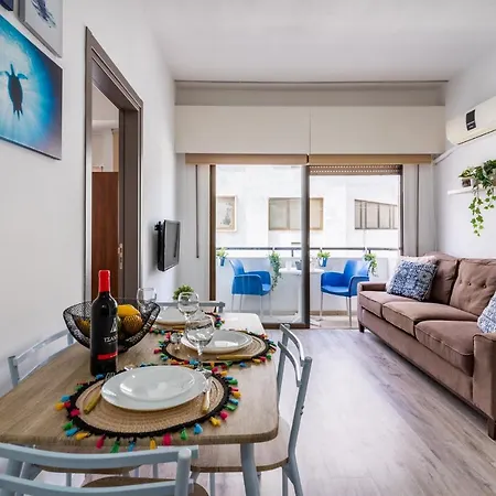 Eleni's 1-br In Center Apartment Larnaca