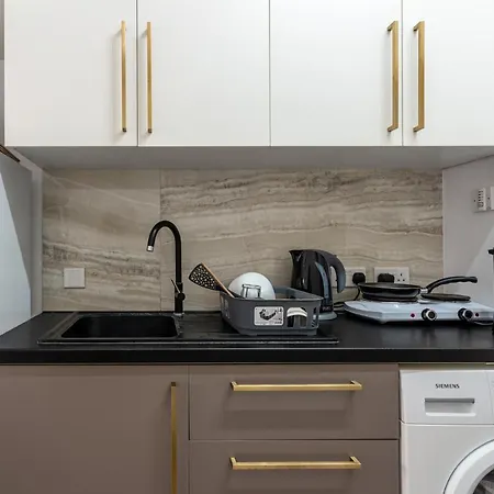 Eleni's 1-br In Center * 라르나카